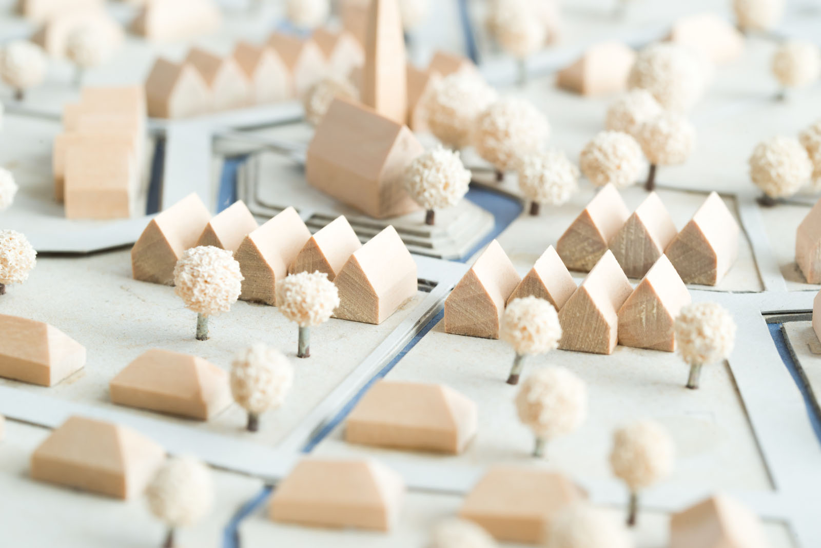 Städtebauliches Modell aus Holz und Karton mit Weißen Bäumen