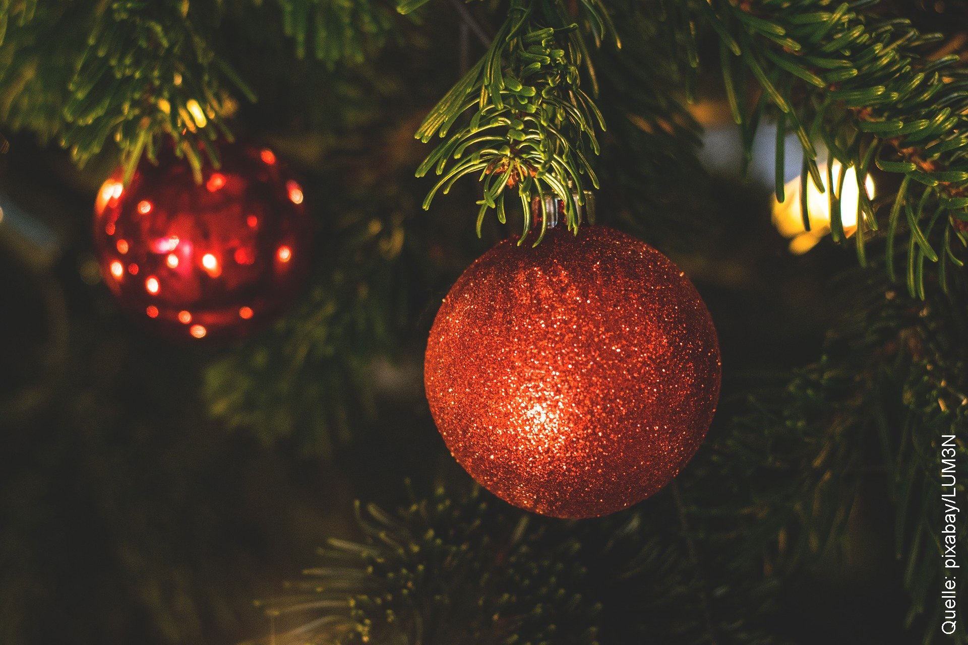 Weihnachtsbäume kamen je nach Quellenangabe im 15. bzw.16. Jahrhundert in Mode, aufgestellt etwa auf dem Rigaer Markt oder in Straßburger Zunfthäusern. Seit Beginn des 17. Jahrhunderts wurden Weihnachtsbäume neben mit Süßem und Äpfeln auch mit Kerzen geschmückt.