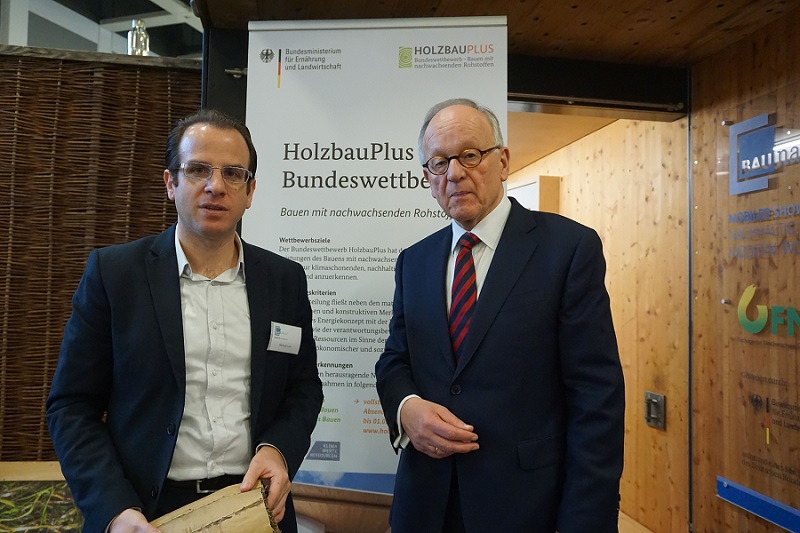 BMEL-Staatssekretär Dr. Hermann Onko Aeikens mit BAUnatour-Berater Michael Lohr (l.) vor der Ausstellung.