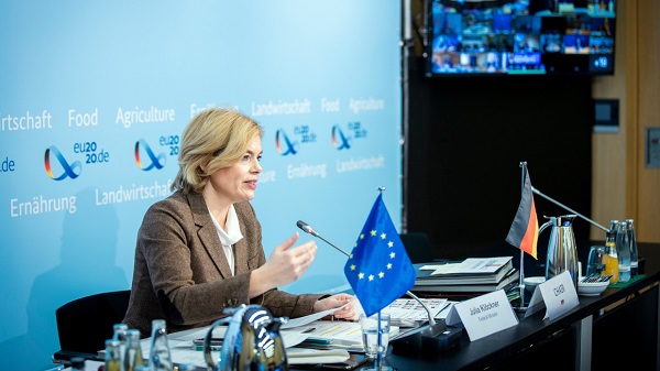 Bundesministerin Julia Klöckner leitet die Videokonferenz der EU-Agrarminister Quelle: BMEL/Janine Schmitz/Photothek     
