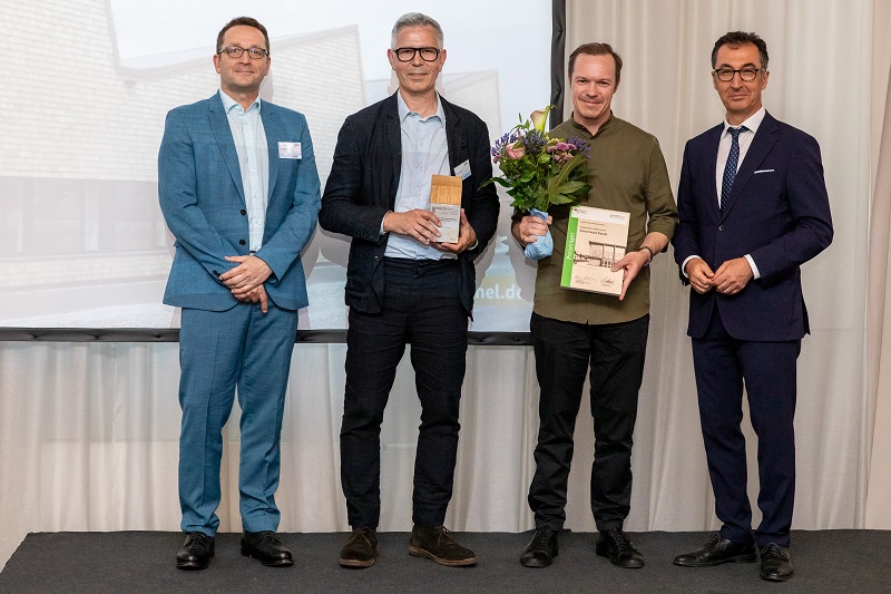 Bundesminister Cem Özdemir mit den Gewinnern des 1. Preises in der Hauptkategorie „Neubau in Holz“, dem Projekt Kunstraum Kassel. Foto: Fotografie Jan Kulke